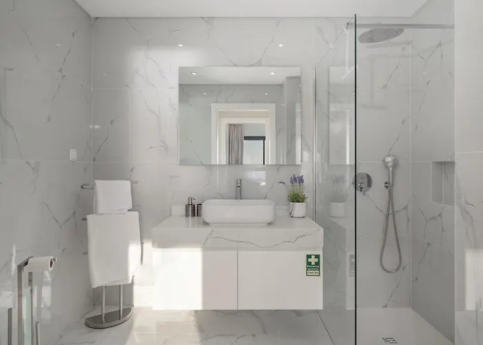 Saraiva Hills I By An Island Câmara de Lobos